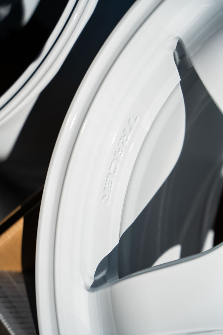 AME Tracer GTV / 17x9.5 +15 / 5x114.3 / Racing White