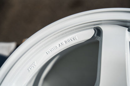 AME Tracer GTV / 17x9.5 +15 / 5x114.3 / Racing White