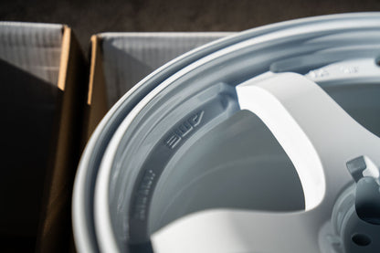 AME Tracer GTV / 17x9 +20 / 5x114.3 / Racing White