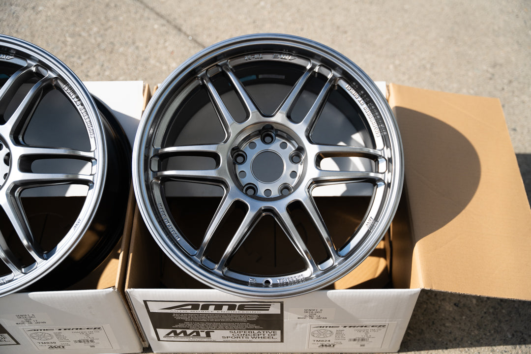 AME Tracer TM02 / 18x8.5 +45 / 5x114.3 / Plata hiper