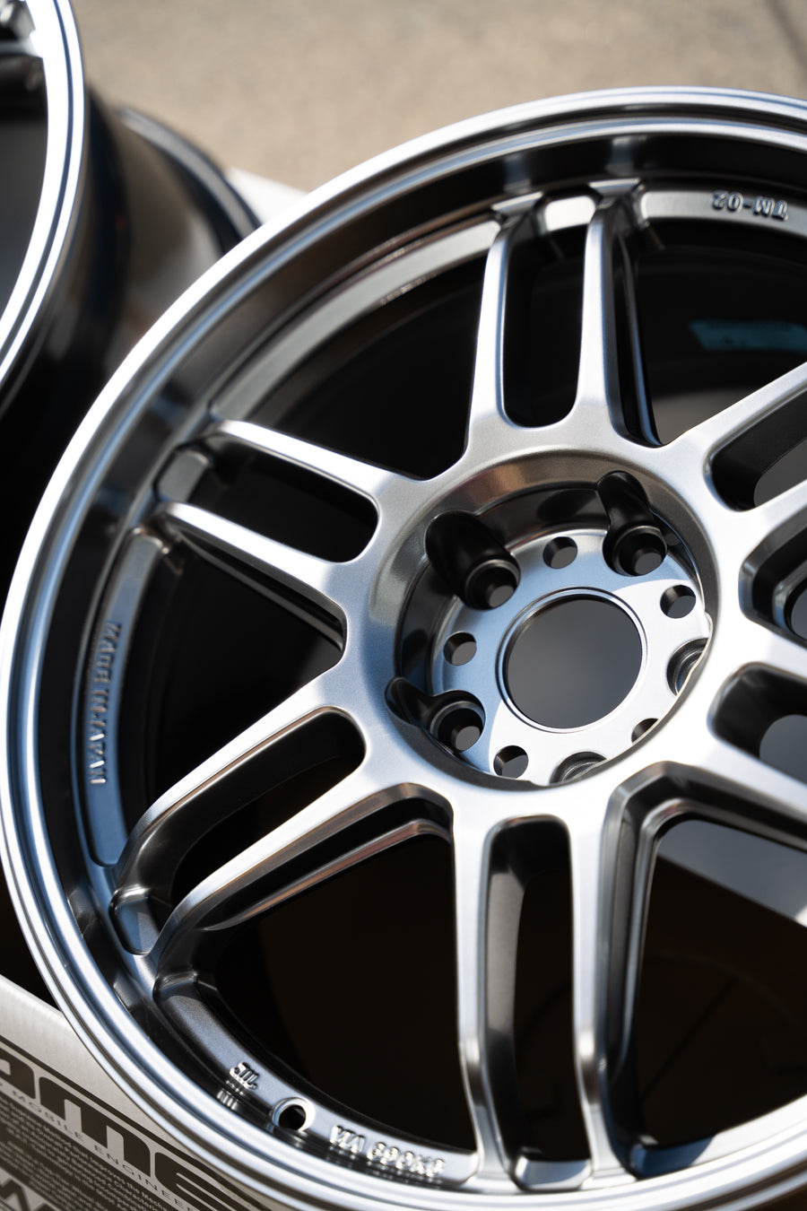 AME Tracer TM02 / 18x8.5 +45 / 5x114.3 / Plata hiper