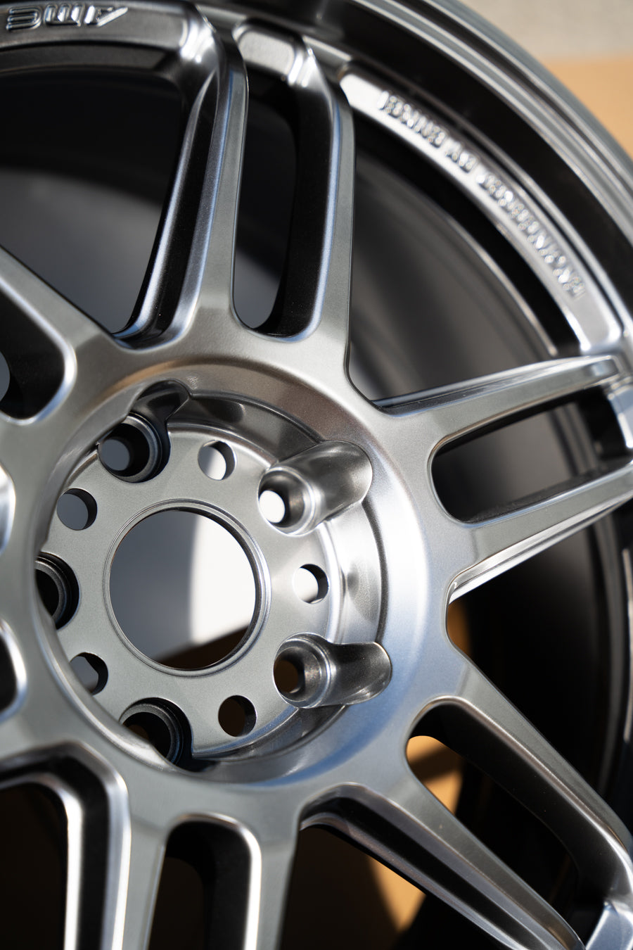 AME Tracer TM02 / 18x8.5 +45 / 5x114.3 / Plata hiper