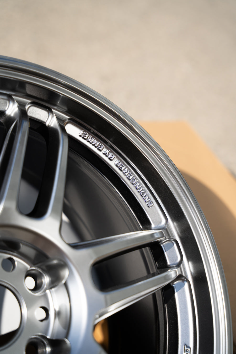 AME Tracer TM02 / 18x8.5 +45 / 5x114.3 / Plata hiper