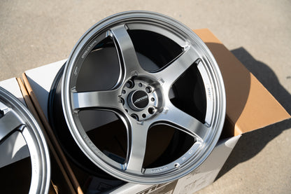 AME Tracer GTV / 18x11 +15 / 5x114.3 / Plata mate
