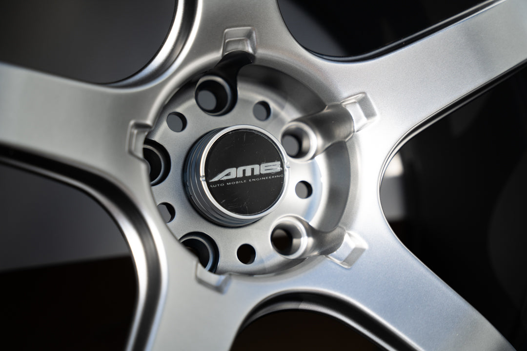 AME Tracer GTV / 18x11 +15 / 5x114.3 / Plata mate