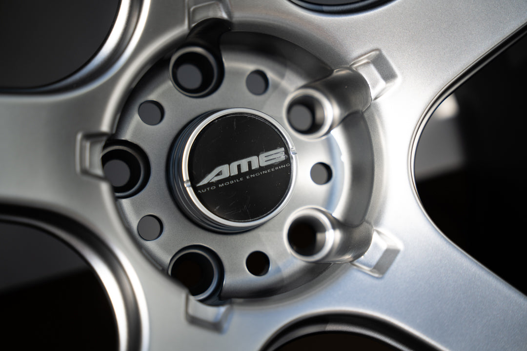 AME Tracer GTV / 18x11 +15 / 5x114.3 / Plata mate