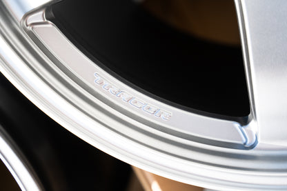 AME Tracer GTV / 18x11 +15 / 5x114.3 / Plata mate