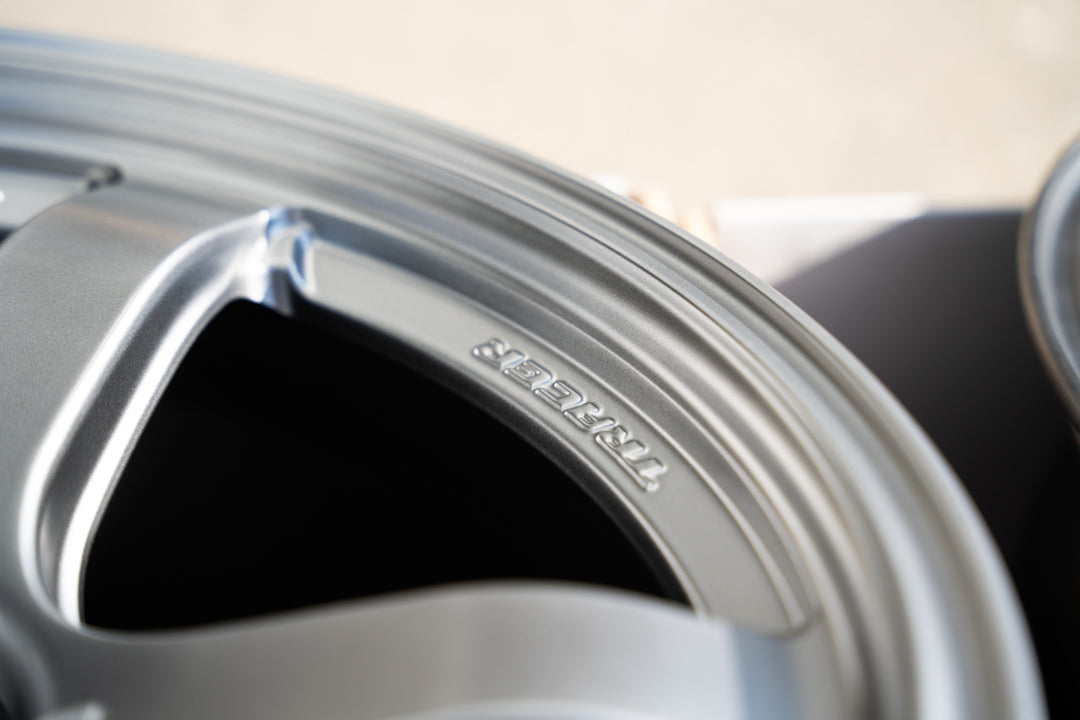 AME Tracer GTV / 18x11 +15 / 5x114.3 / Plata mate