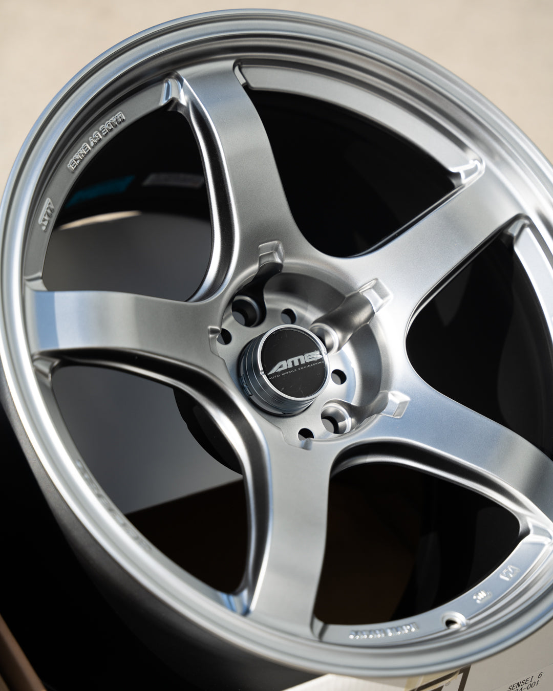 AME Tracer GTV / 18x11 +15 / 5x114.3 / Plata mate