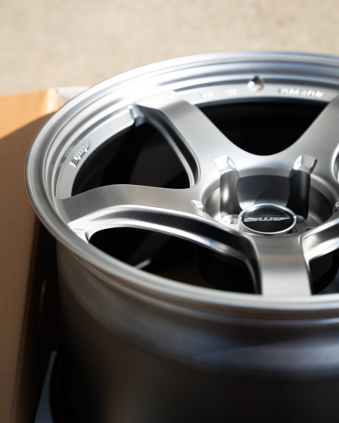 AME Tracer GTV / 18x11 +15 / 5x114.3 / Plata mate