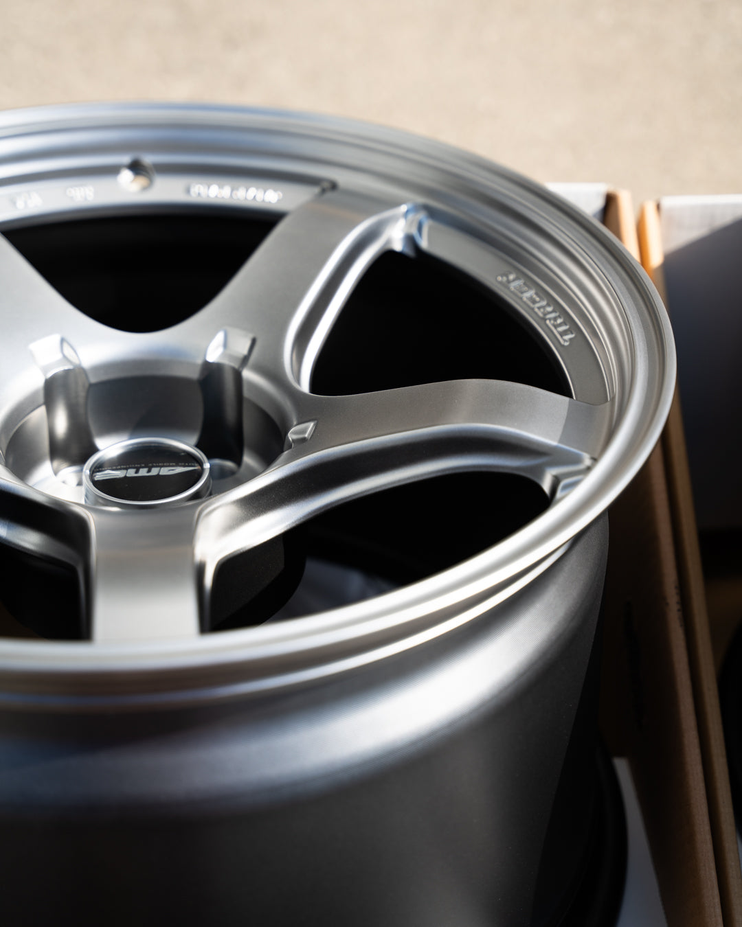 AME Tracer GTV / 18x11 +15 / 5x114.3 / Plata mate