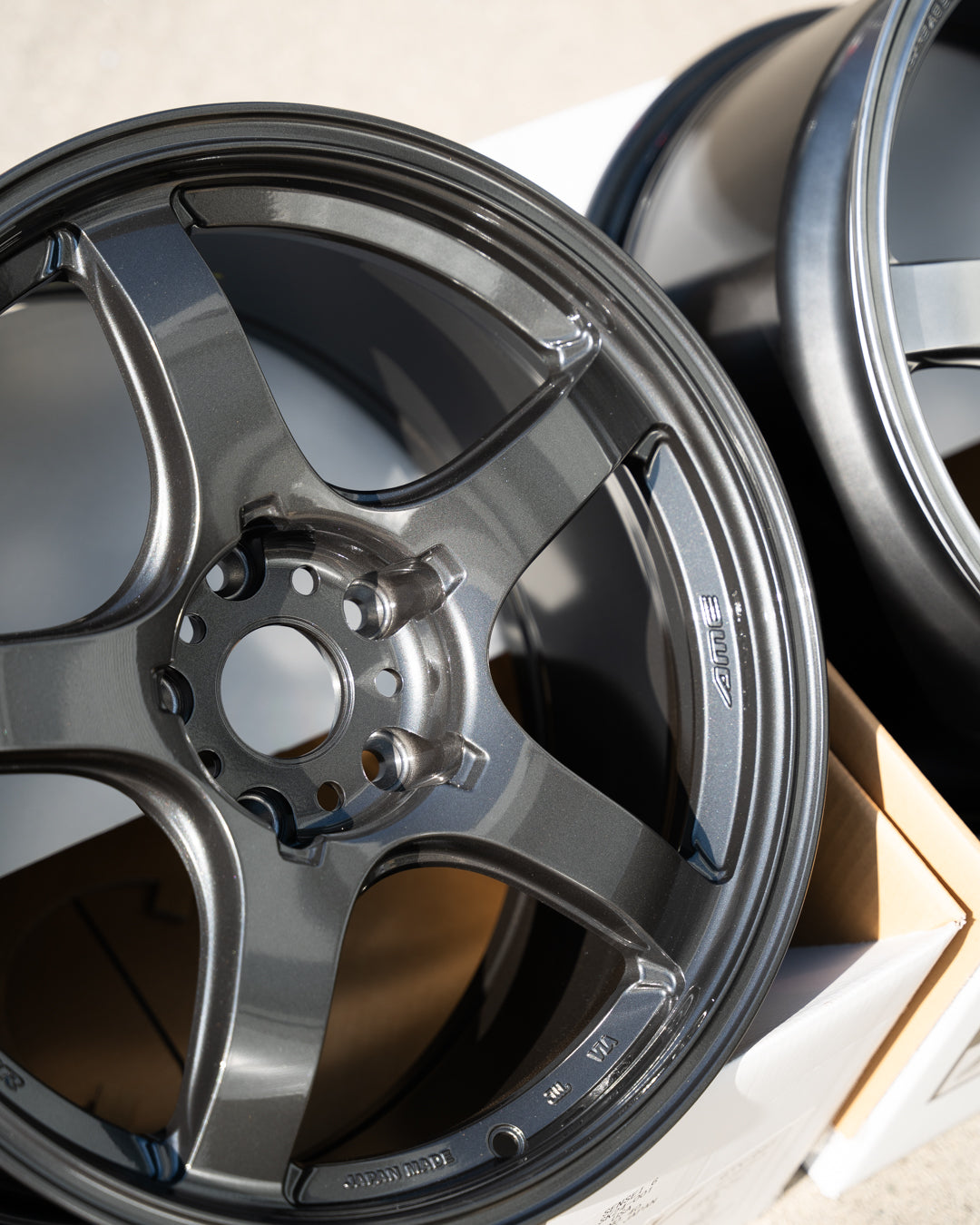 AME Tracer GTV / 18x9.5 +38 / 5x120 / Negro pistola