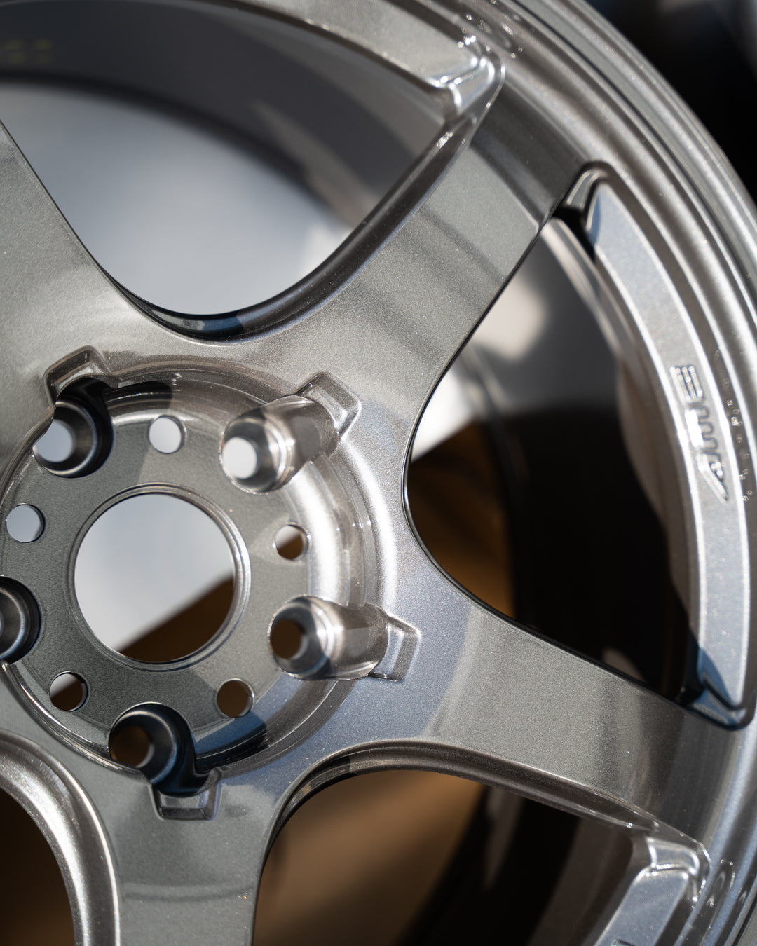AME Tracer GTV / 18x9.5 +38 / 5x120 / Negro pistola