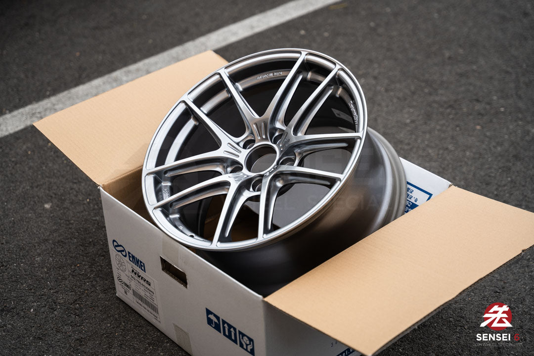 Enkei NVR5 / 17x8.5 +30 / 5x114.3 / Sonic Silver (SS)