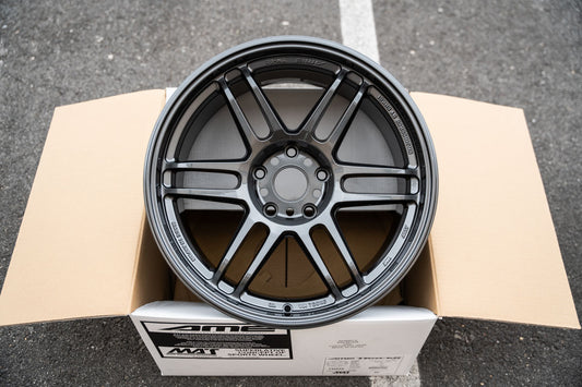 AME Tracer TM02 / 18x10 +25 / 5x120 / Gun Black (GBK)
