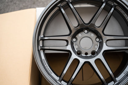 AME Tracer TM02 / 18x10 +25 / 5x120 / Gun Black (GBK)