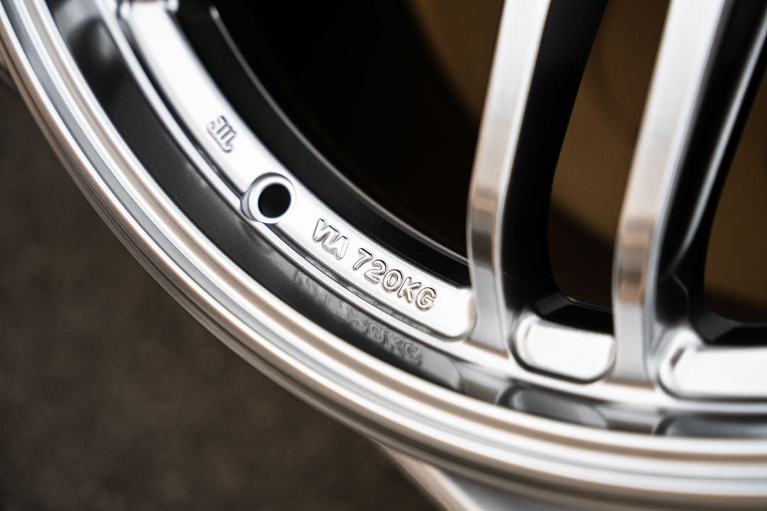 AME Tracer TM02 / 18x9.5 +37 / 5x120 / Hyper Silver (HS)
