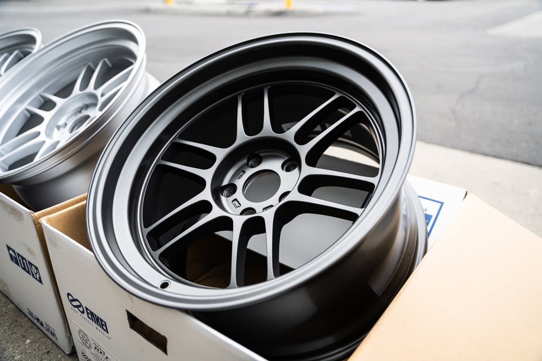Enkei RPF1RS / 18x10.5 +10 / 5x114.3 / Gunmetal oscuro mate 