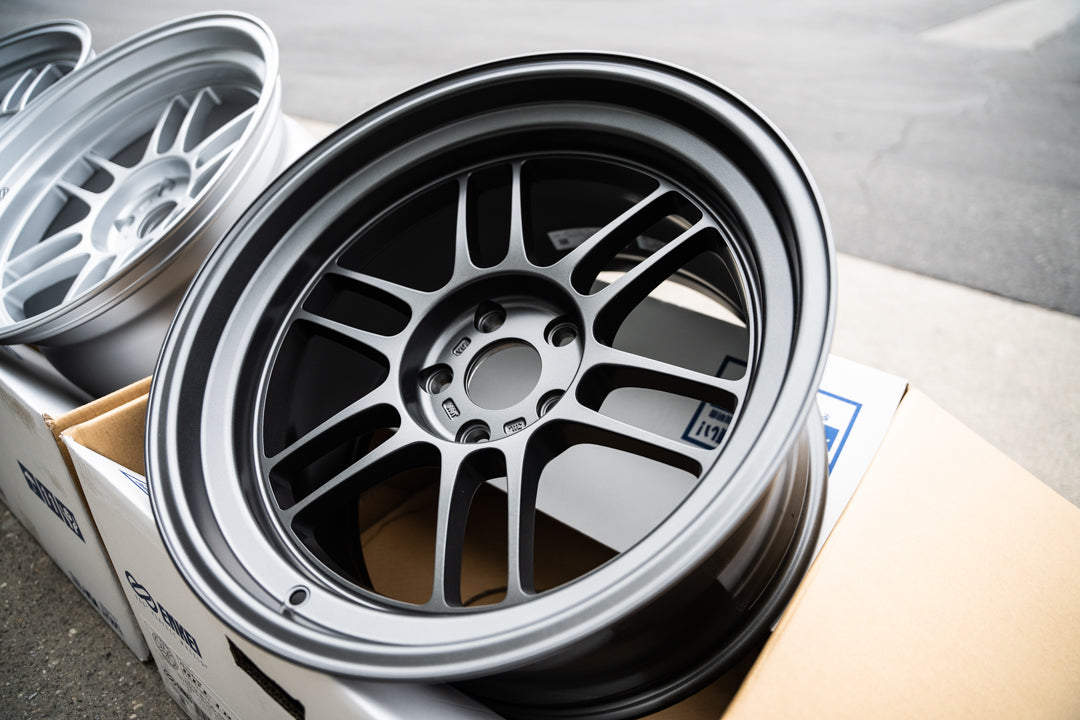 Enkei RPF1RS / 18x10.5 +10 / 5x114.3 / Gunmetal oscuro mate 