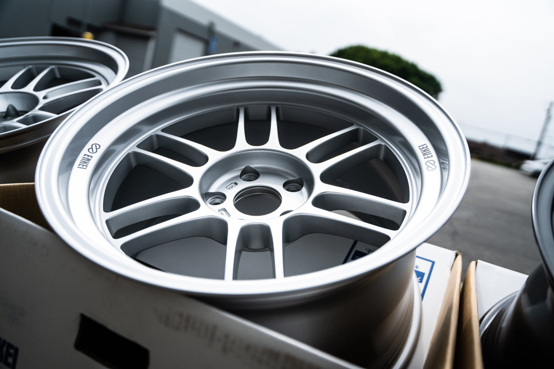 Enkei RPF1RS / 18x10.5 +10 / 5x114.3 / F1 Plata 