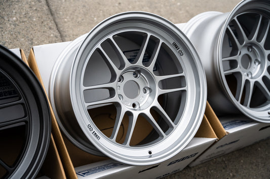 Enkei RPF1RS / 18x9.5 +12 / 5x114.3 / F1 Plata 