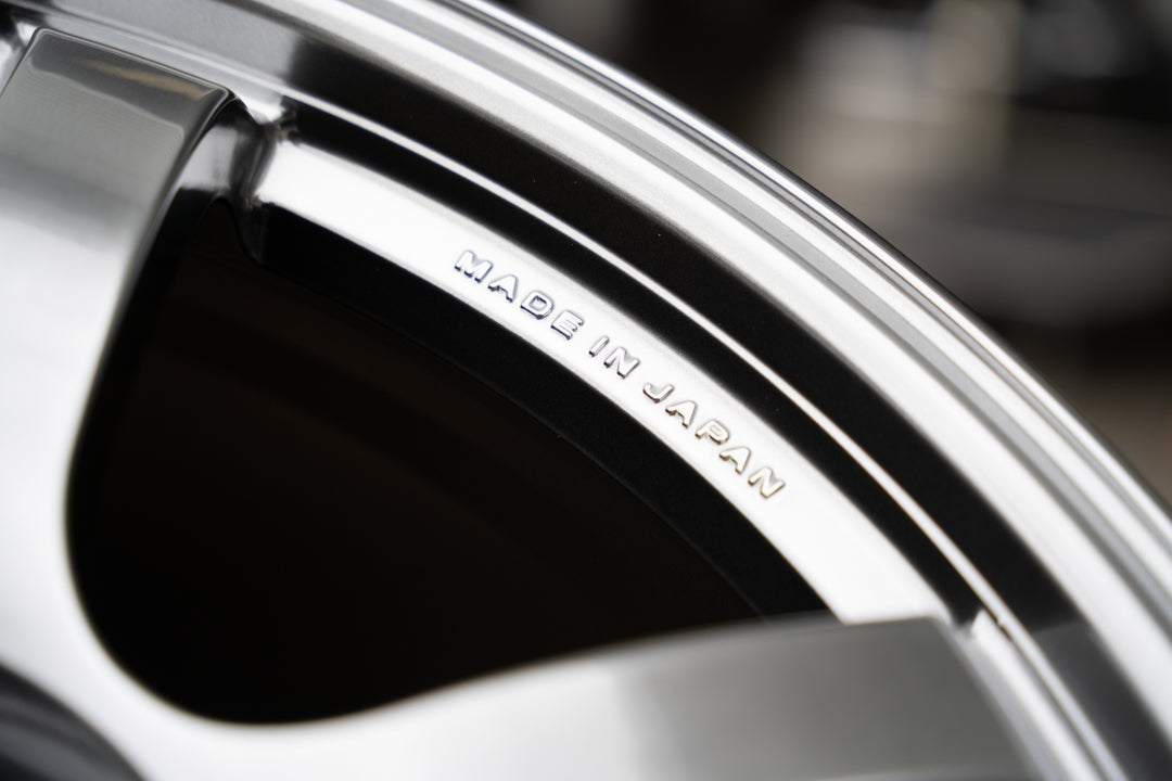 Gram Lights 57DR / 18x9.5 +38 / 5x114.3 / Grace Silver