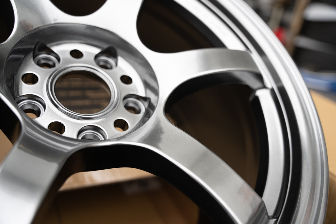 Gram Lights 57DR / 18x9.5 +38 / 5x114.3 / Grace Silver