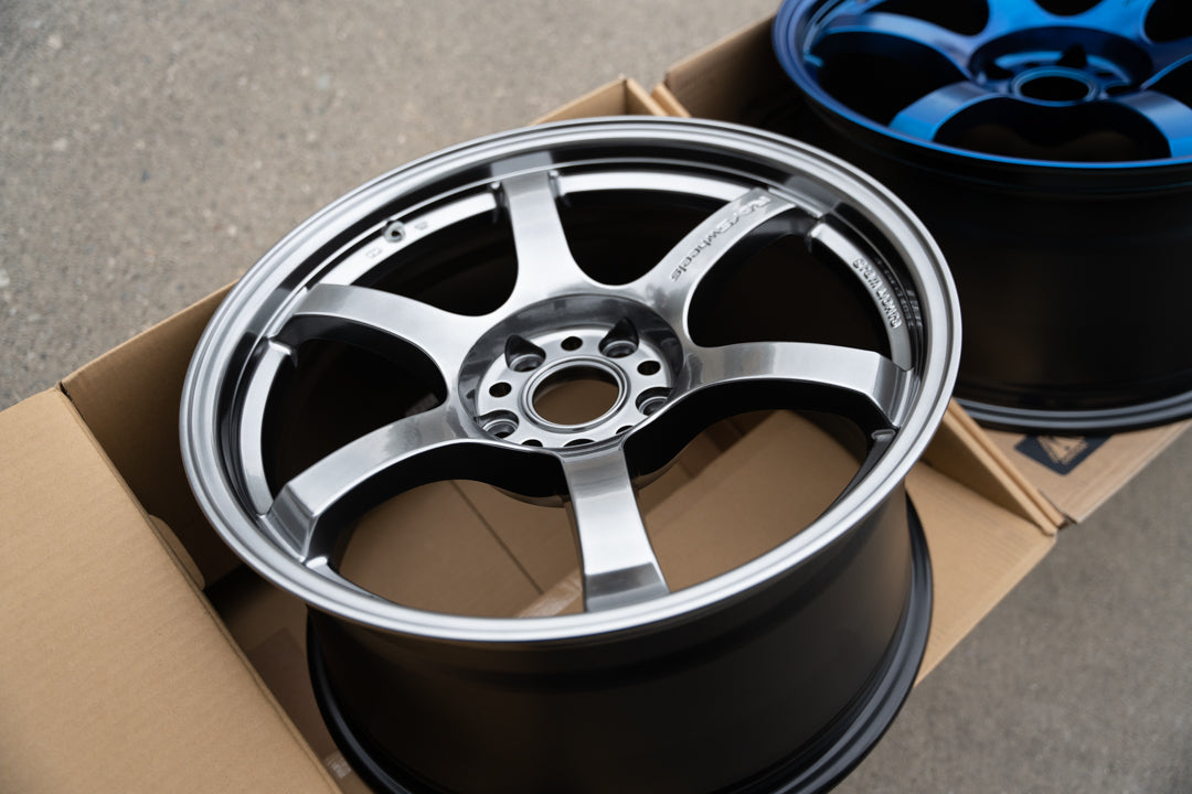 Gram Lights 57DR / 18x9.5 +38 / 5x114.3 / Grace Silver