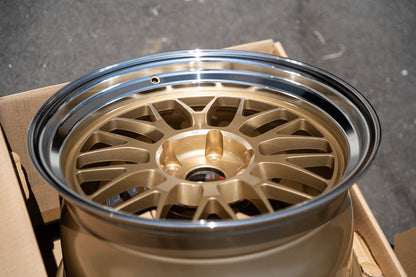 Volk 21A / 18x10.5 +22 / 5x120 / Llanta dorada DC (GO)