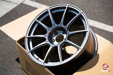 Cargar imagen en el visor de la galería, SSR GTX01 / 19x10.5 +22 / 5x114.3 / Plata oscuro
