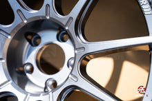 Cargar imagen en el visor de la galería, SSR GTX01 / 19x10.5 +22 / 5x114.3 / Plata oscuro
