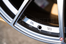 Cargar imagen en el visor de la galería, SSR GTX01 / 19x10.5 +22 / 5x114.3 / Plata oscuro
