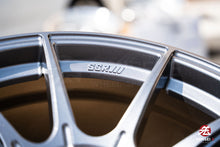 Cargar imagen en el visor de la galería, SSR GTX01 / 19x10.5 +22 / 5x114.3 / Plata oscuro
