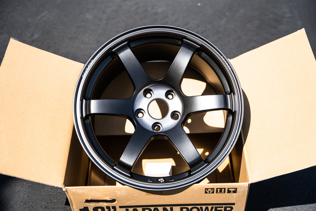 Volk TE37 Saga SL M-Spec / 18x9.5 +39 / 5x114.3 / Pressed Black – Sensei 6