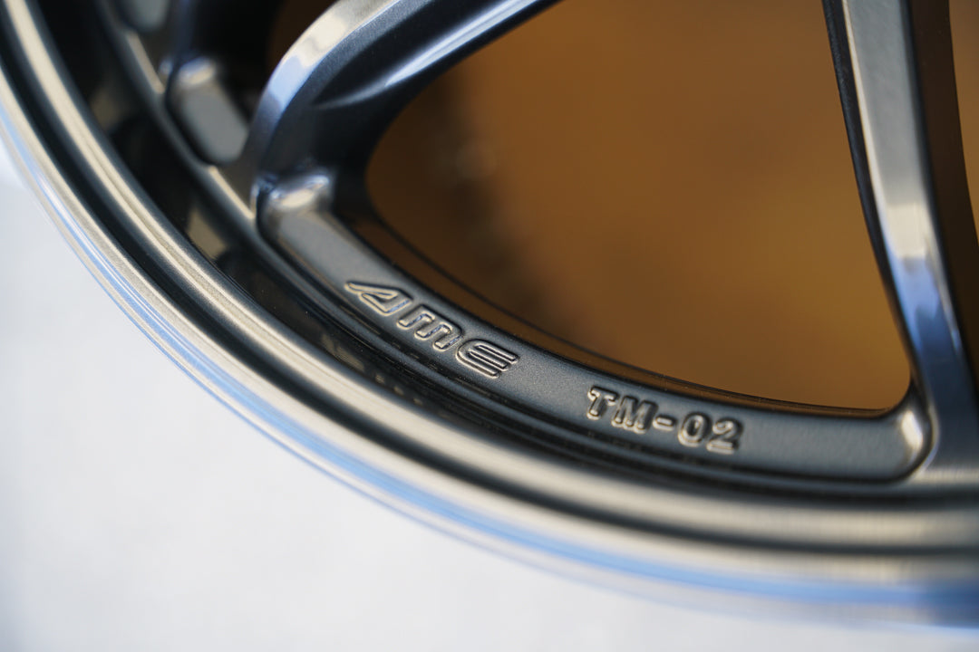 AME Tracer TM02 / 18x9.5 +38 / 5x114.3 / Negro pistola