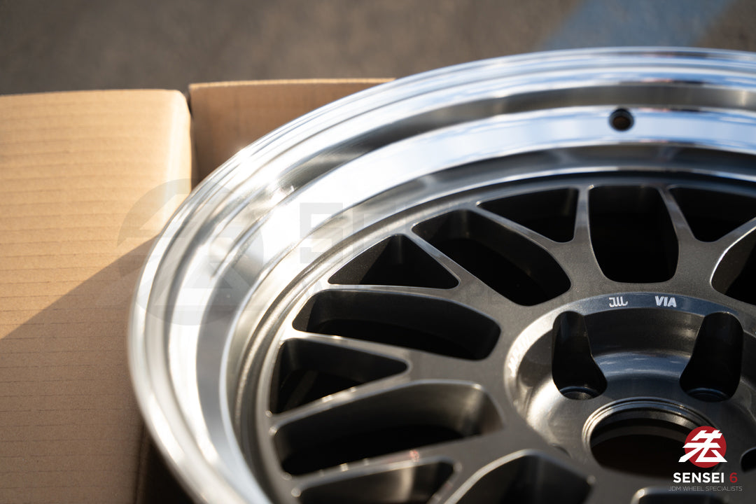 Volk 21A / 18x10.5 +15 / 5x114.3 / Dark Gunmetal Rim DC (VC)