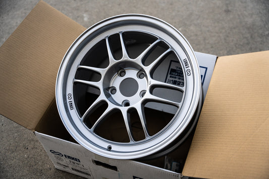 Enkei RPF1 / 17x8 +35 / 5x114.3 / F1 Plata