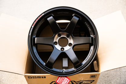 Volk TE37SL Black Edition III / 18x10 +39 / 5x114.3 / Llanta negra prensada Redot 