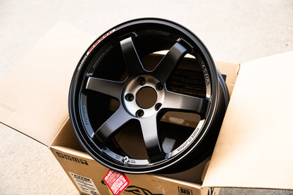 Volk TE37SL Black Edition III / 18x10 +39 / 5x114.3 / Llanta negra prensada Redot 