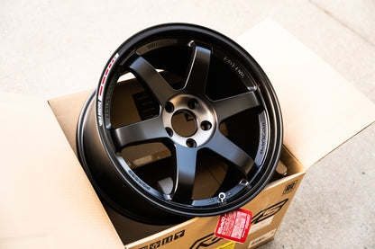 Volk TE37SL Black Edition III / 18x10 +39 / 5x114.3 / Llanta negra prensada Redot 