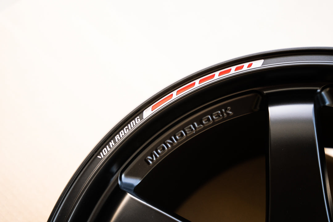 Volk TE37SL Black Edition III / 18x10 +39 / 5x114.3 / Llanta negra prensada Redot 
