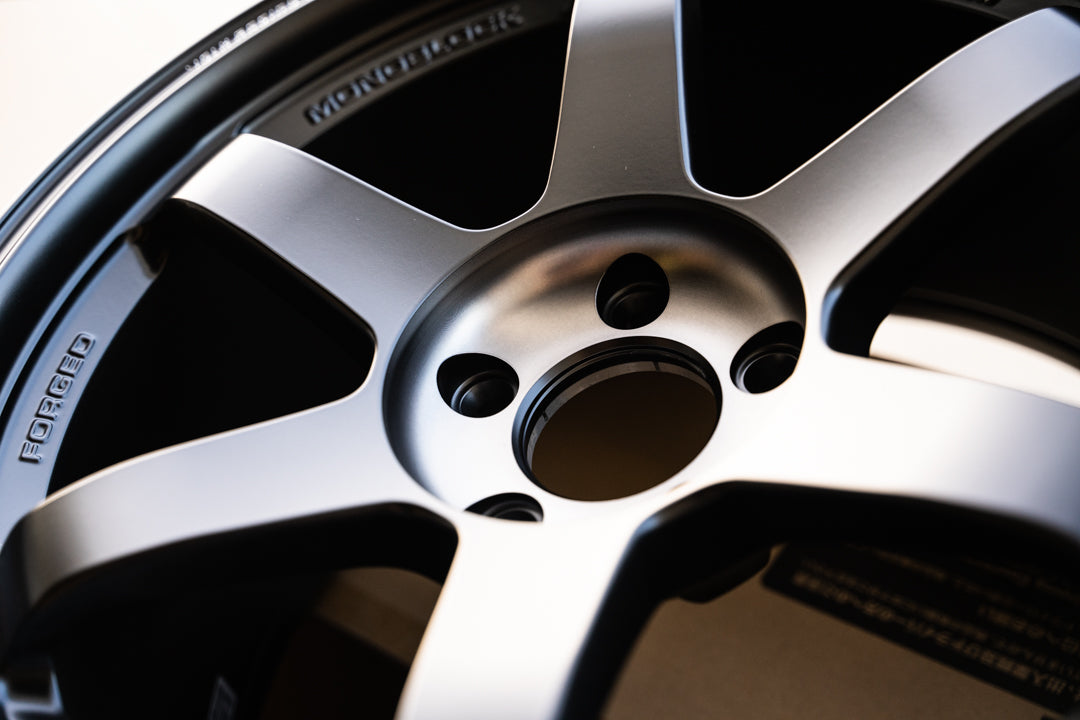 Volk TE37SL Black Edition III / 18x10 +39 / 5x114.3 / Llanta negra prensada Redot 