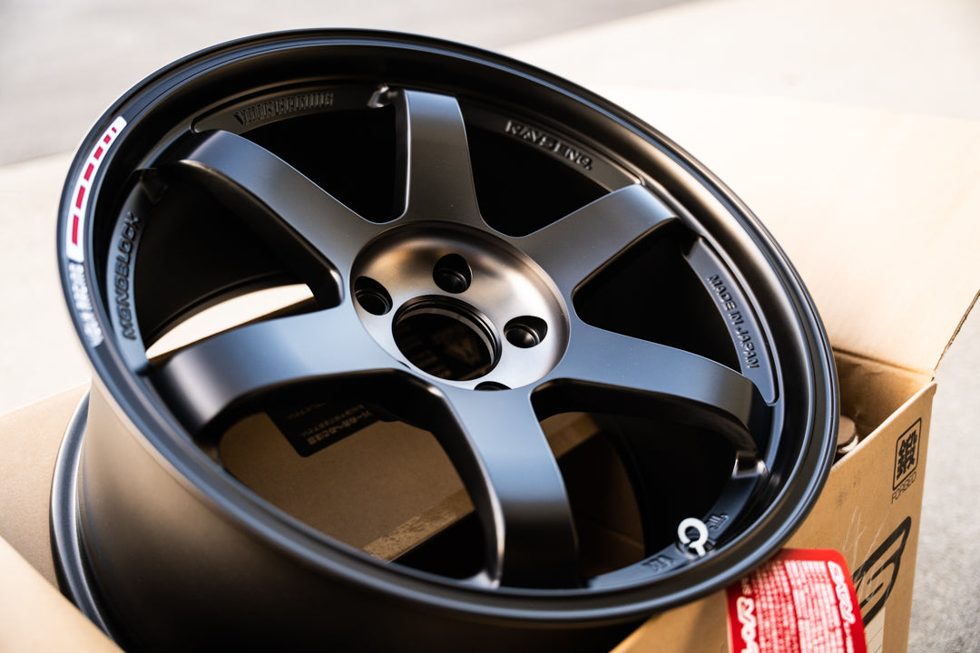 Volk TE37SL Black Edition III / 18x10 +39 / 5x114.3 / Llanta negra prensada Redot 