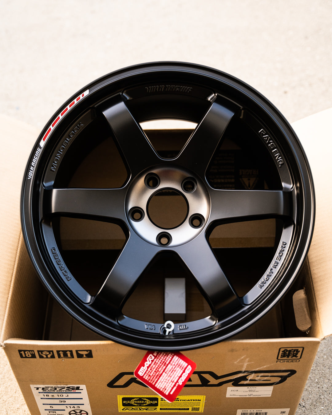 Volk TE37SL Black Edition III / 18x10 +39 / 5x114.3 / Llanta negra prensada Redot 