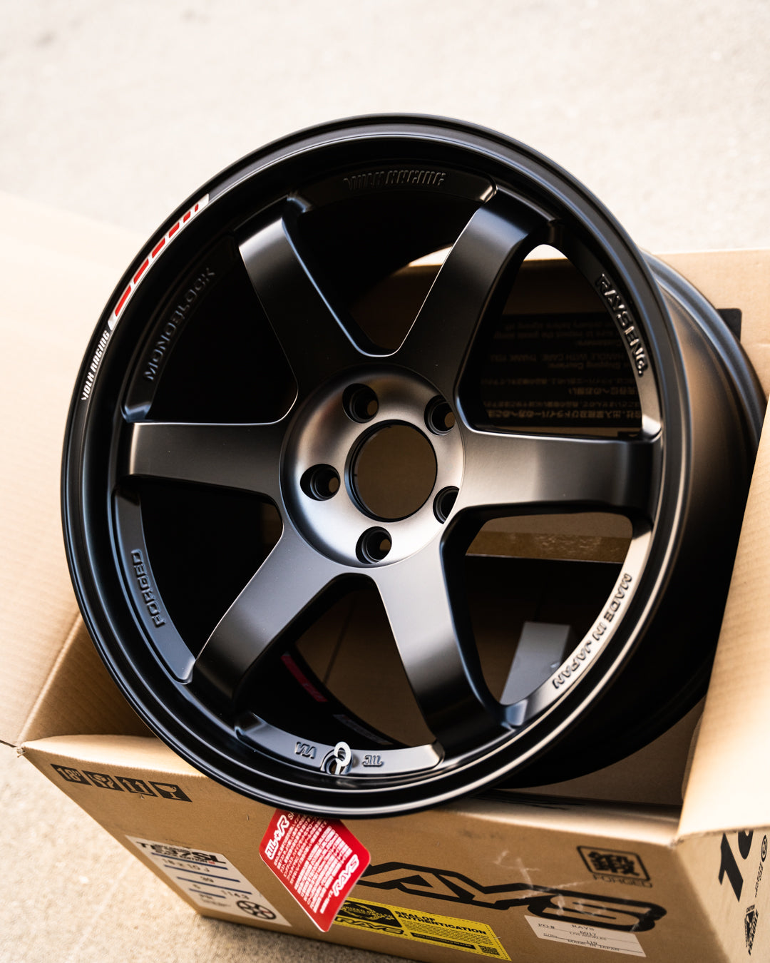 Volk TE37SL Black Edition III / 18x10 +39 / 5x114.3 / Llanta negra prensada Redot 