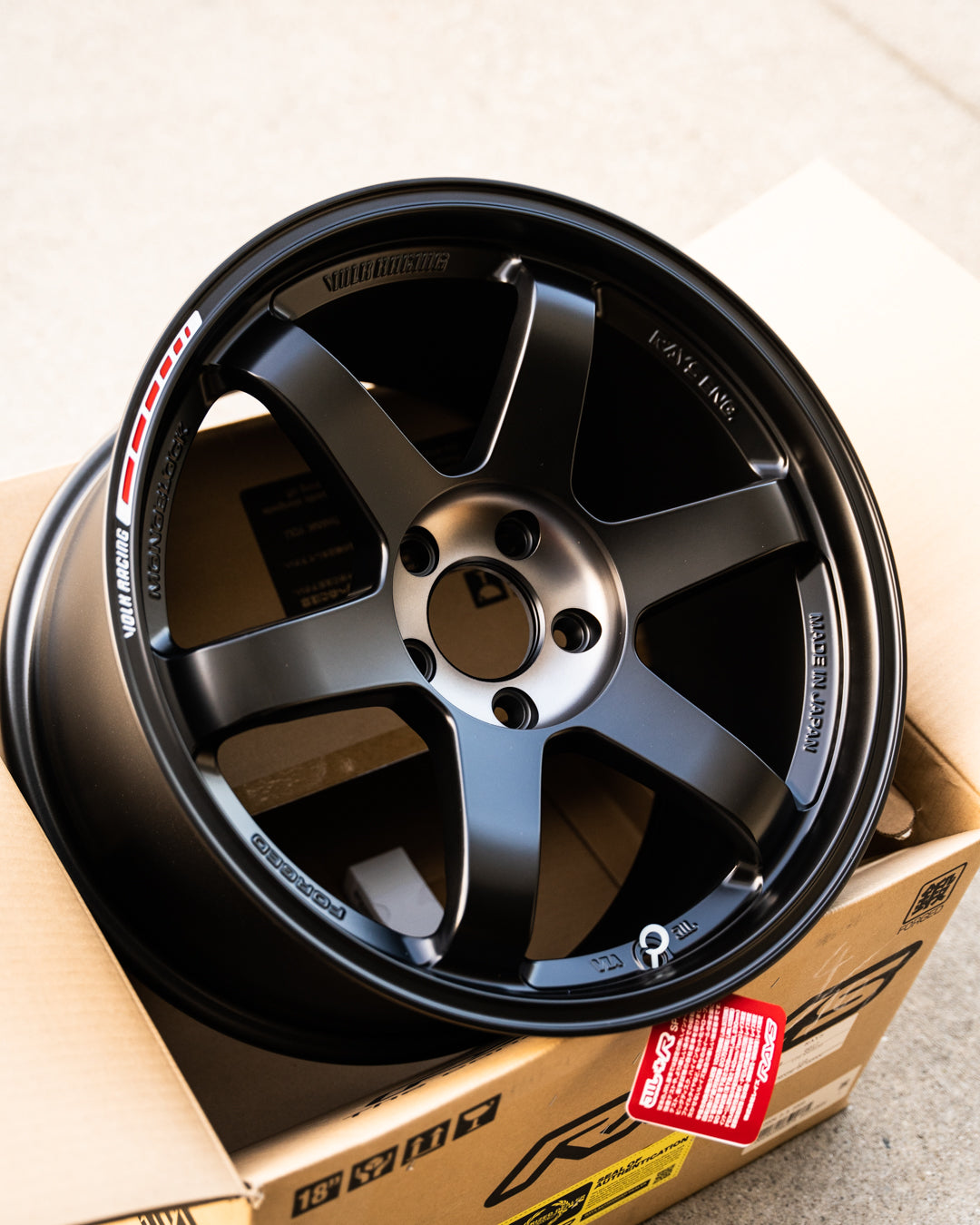 Volk TE37SL Black Edition III / 18x10 +39 / 5x114.3 / Llanta negra prensada Redot 