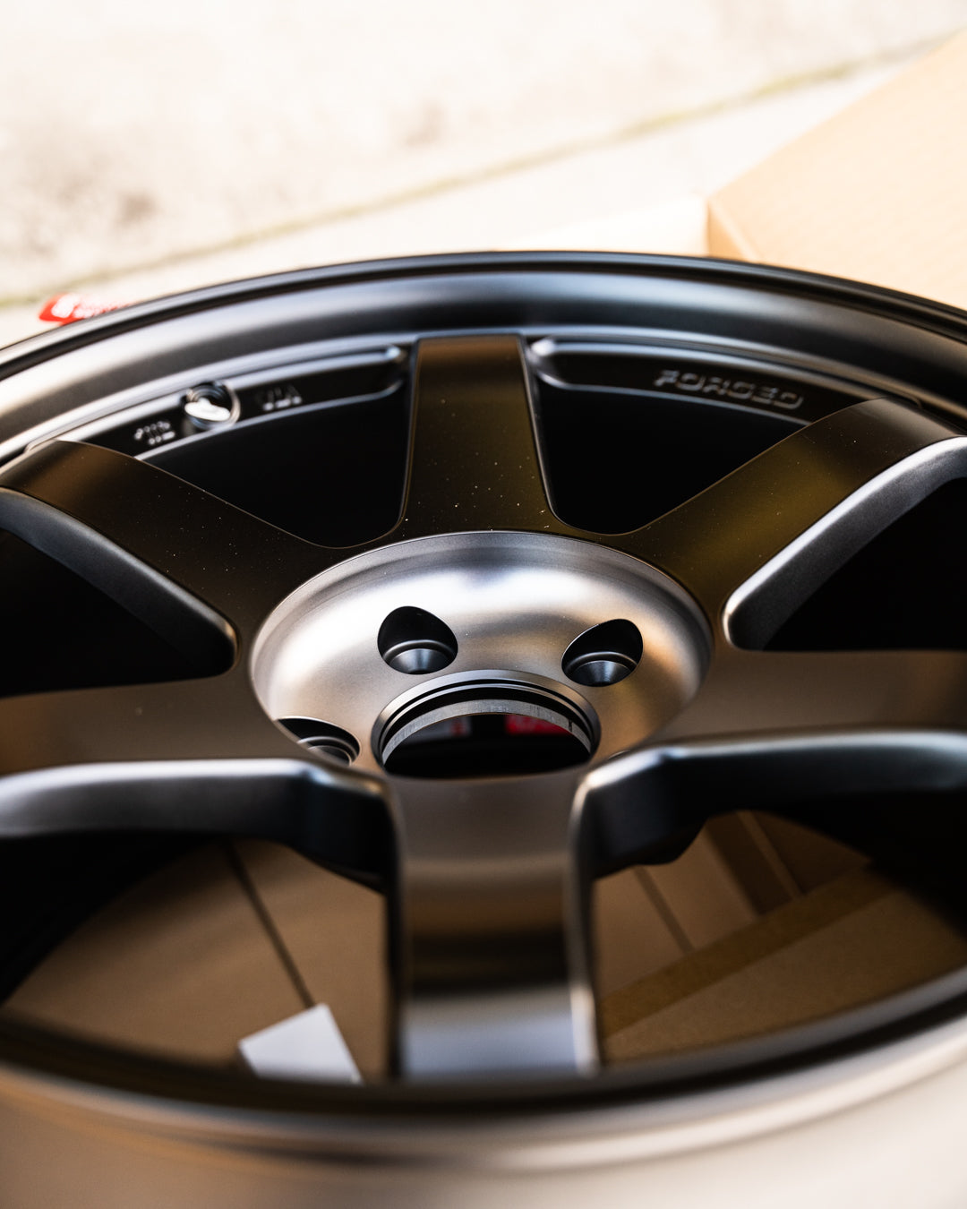 Volk TE37SL Black Edition III / 18x10 +39 / 5x114.3 / Llanta negra prensada Redot 