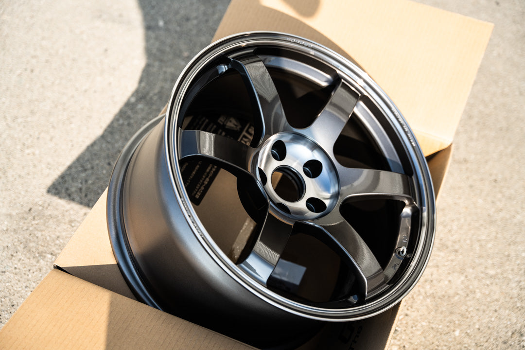 Volk TE37 Saga SL / 18x9.5 +22 / 5x114.3 / Pressed Graphite (PG)
