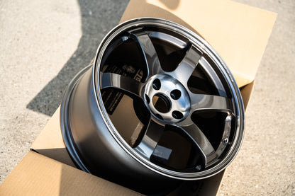 Volk TE37 Saga SL / 18x9.5 +22 / 5x114.3 / Pressed Graphite (PG)
