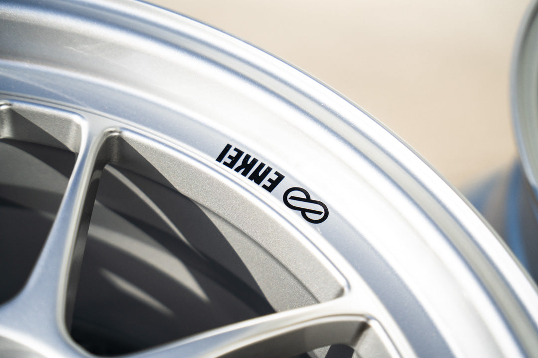 Enkei RPF1 / 18x9.5 +15 / 5x114.3 / F1 Plata 
